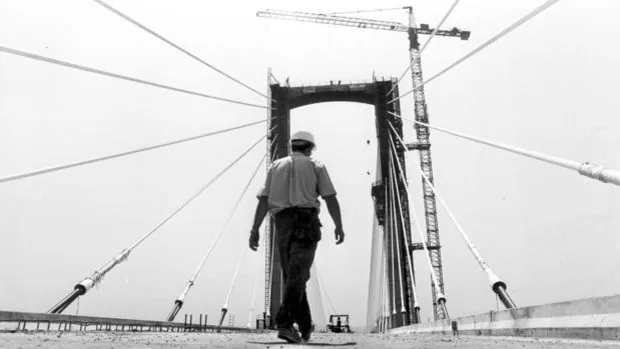 #ArchivoABCsev: Recordamos los inicios del puente del Centenario en la semana que cumple 30 años