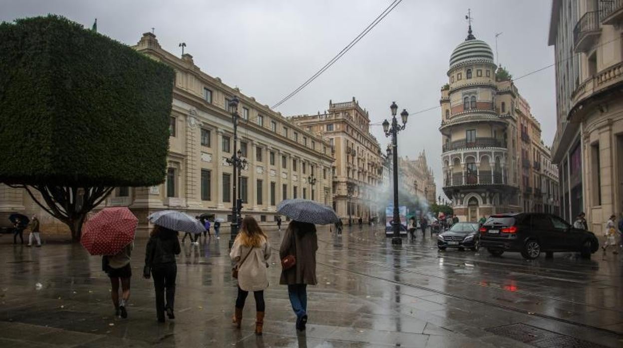 Ambiente lluvioso en la Avenida de la Constitución de Sevilla