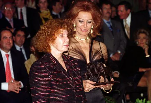 La duquesa de Alba y Sofía Loren en el Sicab de 2001