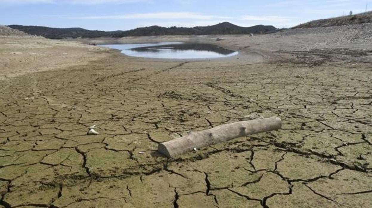 Imagen del pantano de Aracena, uno de los que abastece de agua a Sevilla, a finales de octubre