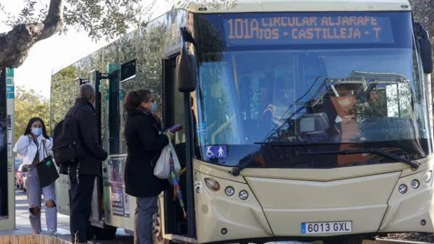 ABC se sube al autobús de los pueblos para la odisea de llegar a Sevilla