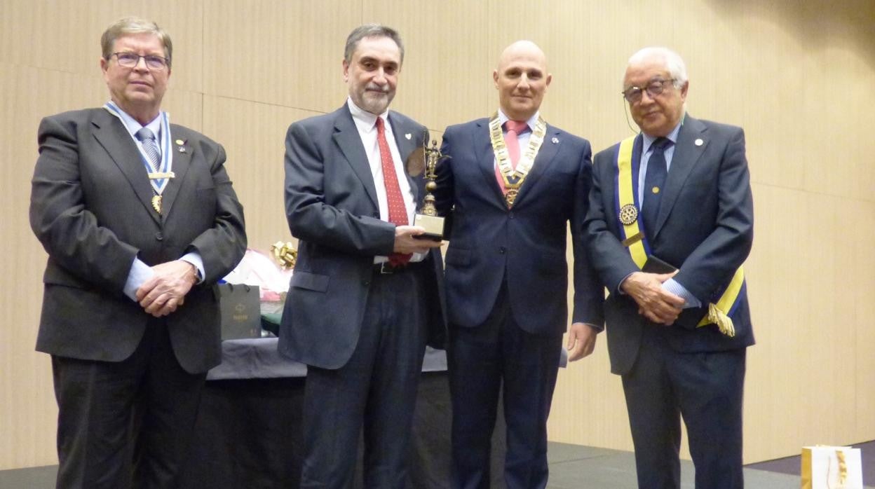 De izquierda a derecha, José Luis Sánchez-Quiñones, secretario de Rotary Club de Sevilla; Miguel Ángel Terreros, presidente nacional del Teléfono de la Esperanza; Luis Tello, presidente de Rotary Club de Sevilla y Dimas Rizzo, macero del club