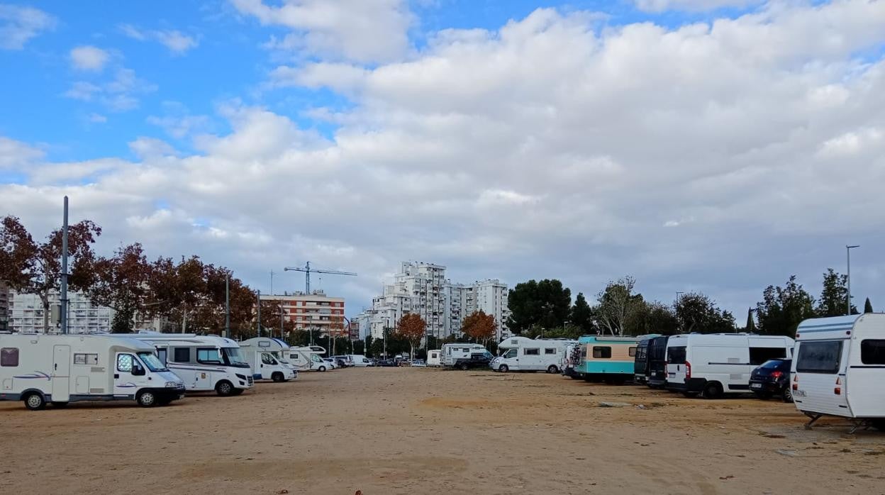 Decenas de autocaravanas estacionan durante días en el real de la Feria