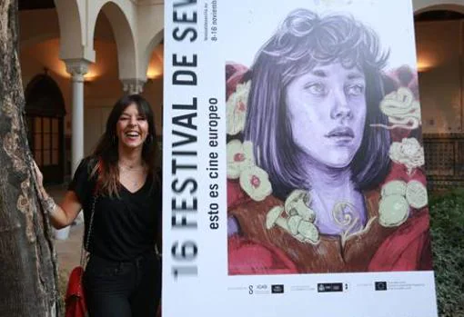 Ana Langeheldt junto a su cartel para el Festival de Cine 2019