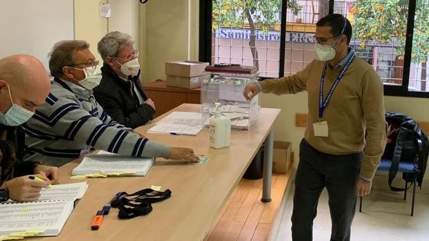 Víctor Bohórquez da la sorpresa y derrota a José María Rueda en las elecciones al Colegio de Enfermería de Sevilla