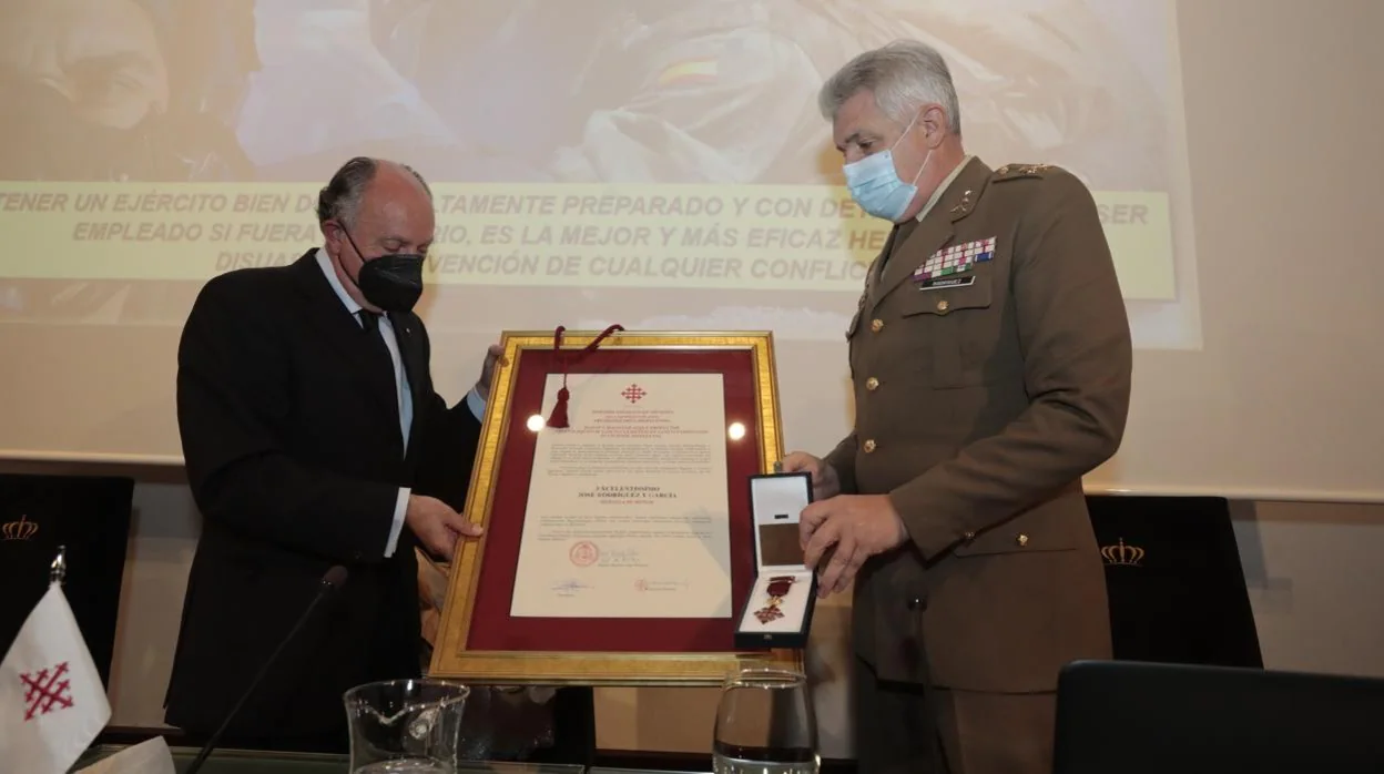 El presidente-regidor de la Orden entrega la Medalla de Honor al teniente general jefe de la Fuerza Terrestre