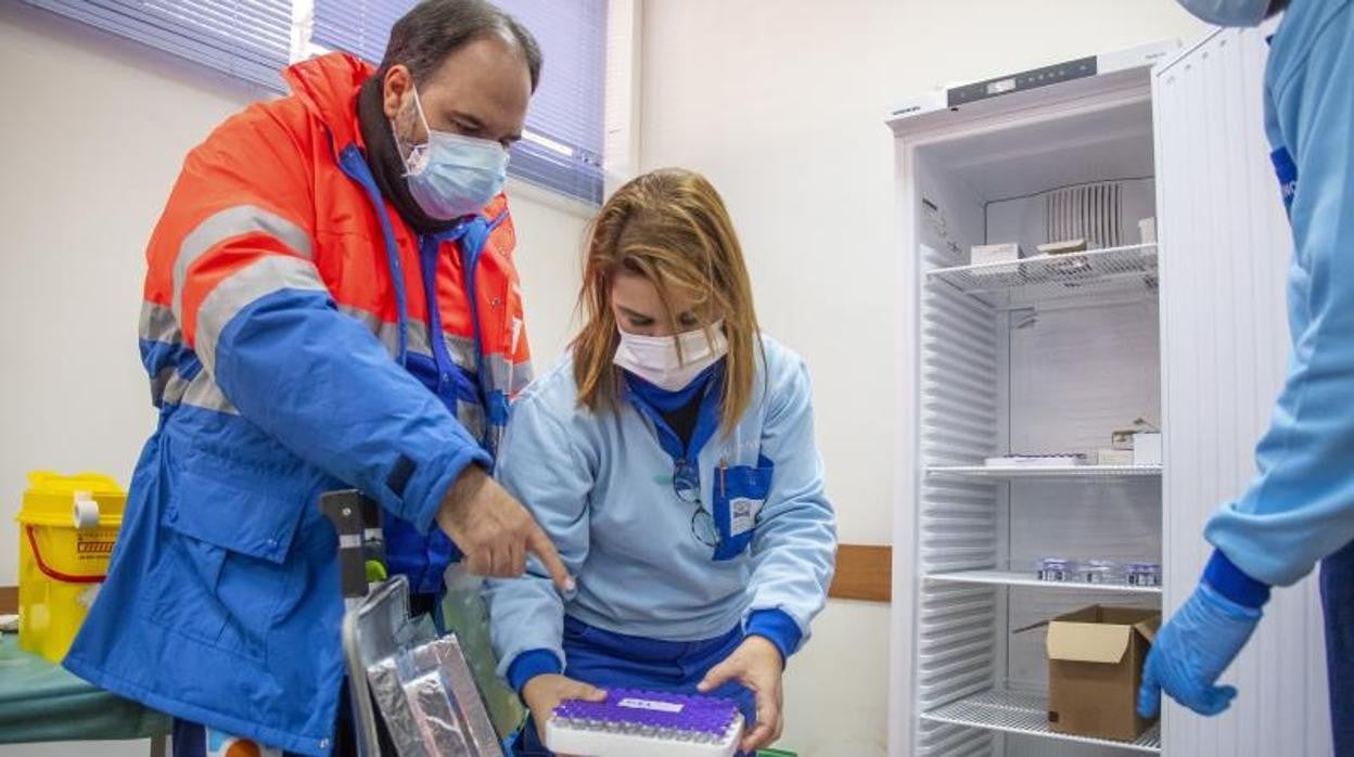 Personal sanitario andaluz durante la llegada a Sevilla capital de un envío de vacunas contra el Covid