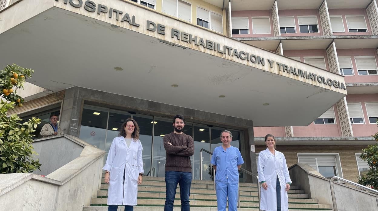 Inmaculada Díaz-Cano Carmona, Fco Javier Pérez Rastrillo, José M de la Lama y Beatriz Rendón Fernándezos, autores de los dos estudios, en la puerta del Hospital de Rehabilitación y Traumatología del Virgen del Rocío