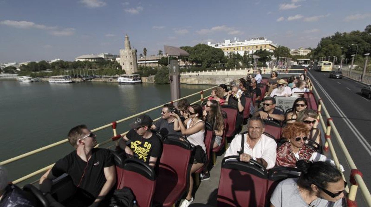 Turistas en uno de los buses turísticos de Sevilla