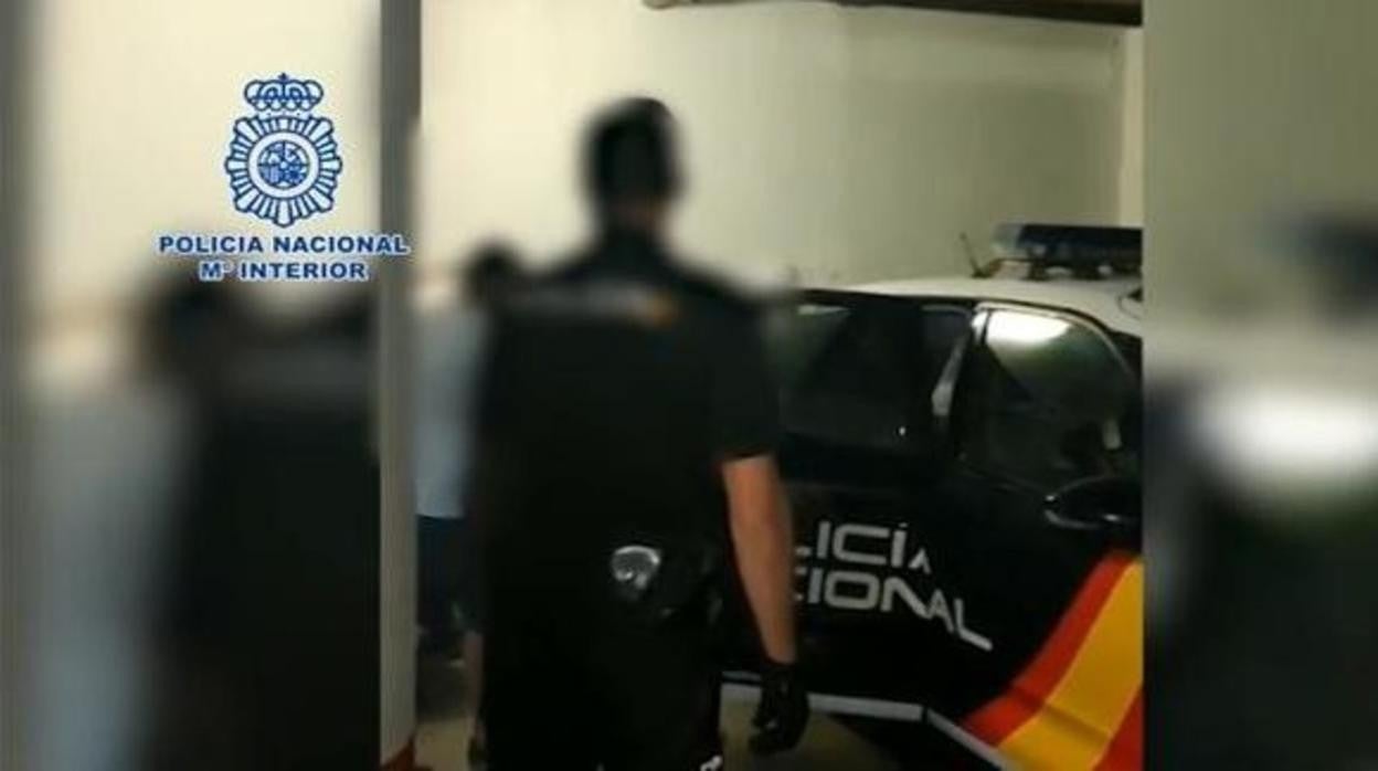 Los agentes trasladan a uno de los detenidos en una imagen facilitada a los medios