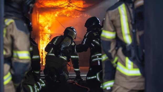 Los futuros bomberos de Sevilla aprenden los secretos de su enemigo