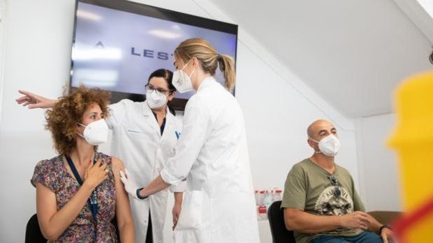 La Facultad de Derecho abre este lunes sus puertas para vacunar sin cita a mayores de 70 y primeras dosis