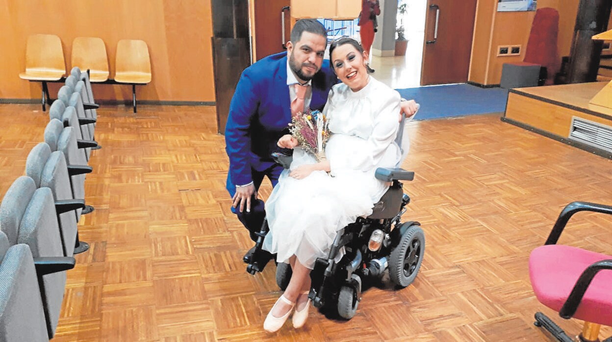 Irene y Jorge, tras darse el «sí quiero» en el Ayuntamiento de Camas