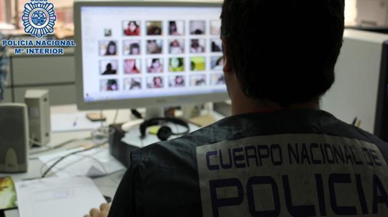 Un agente de la Policía Nacional supervisa material pedófilo