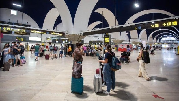 El aeropuerto de Sevilla recupera en el puente el 84% de los vuelos precovid