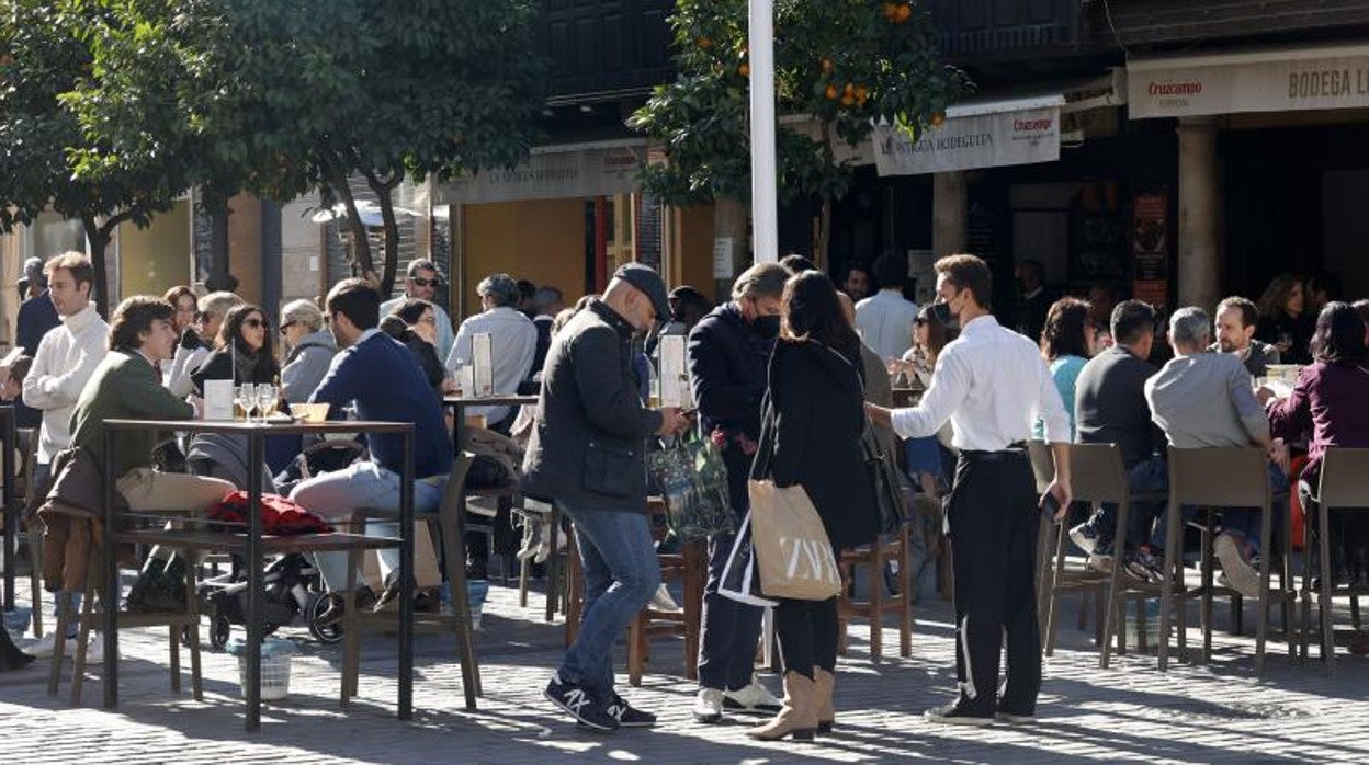 Una terraza llena de clientes en la plaza del Salvador este puente