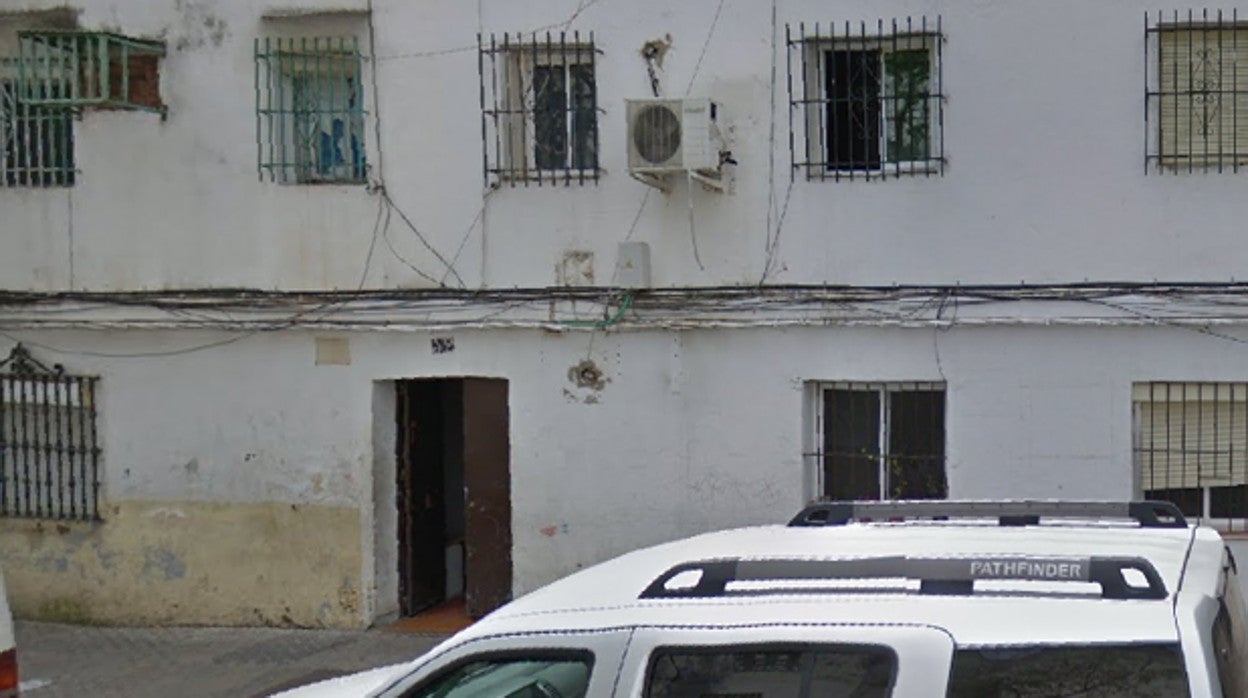 Exterior del número 12 de la calle Pino donde se encuentra el piso donde apareció el cuerpo de la víctima