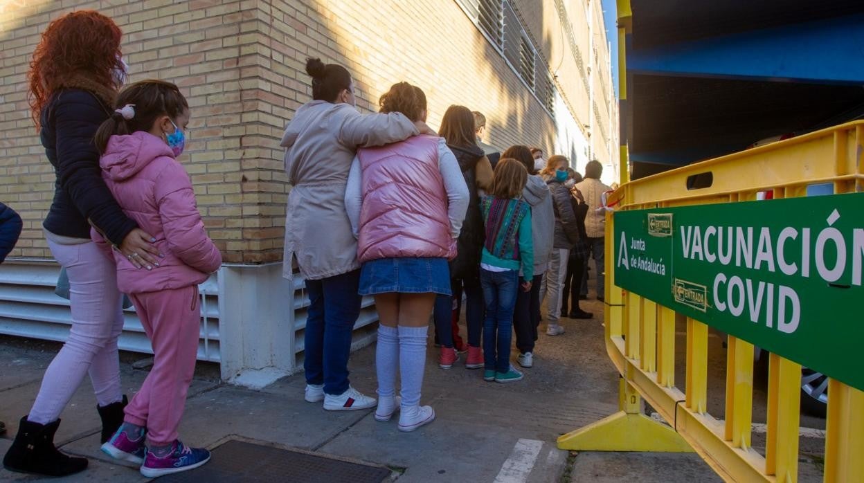 El punto de vacunación de Matemáticas administró este miércoles más de 1.250 dosis