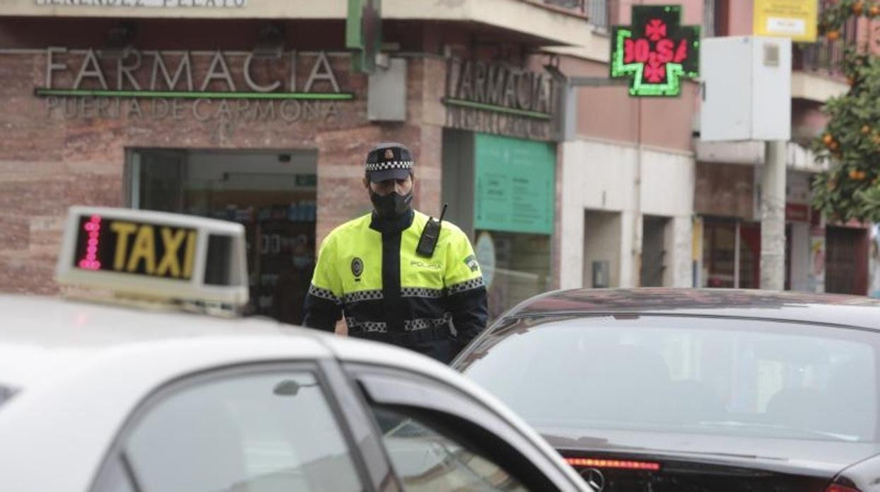 Un agente de la Policía Local de Sevilla controla el tráfico en Almirante Apodaca