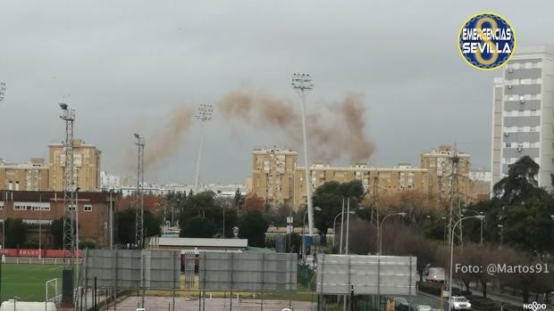 La caída de un rayo en un edificio de Sevilla provoca una fuerte detonación en el Polígono San Pablo