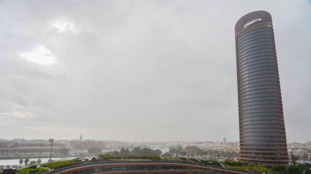 Vista general de Sevilla con La Torre Sevilla con el cielo encapotado