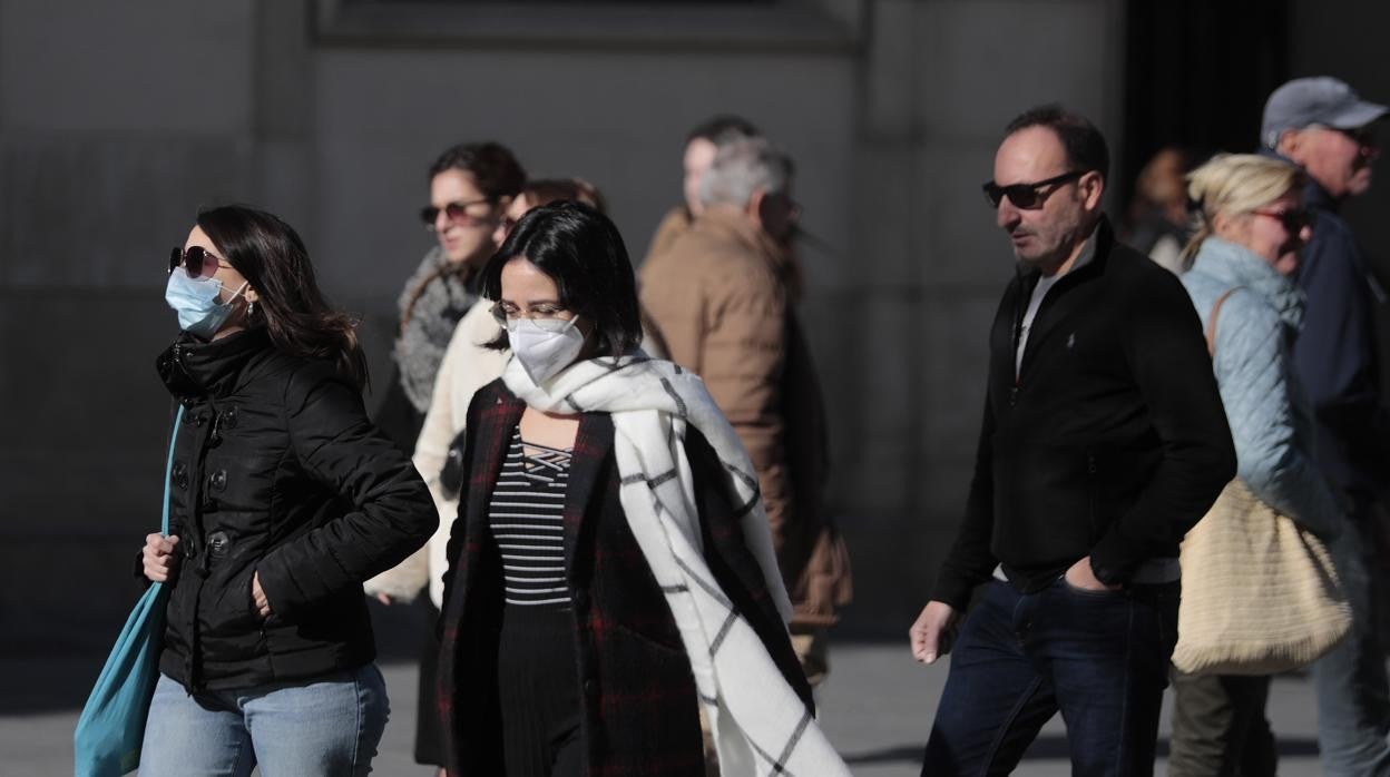 Viandantes con mascarilla en el centro de la capital sevillana