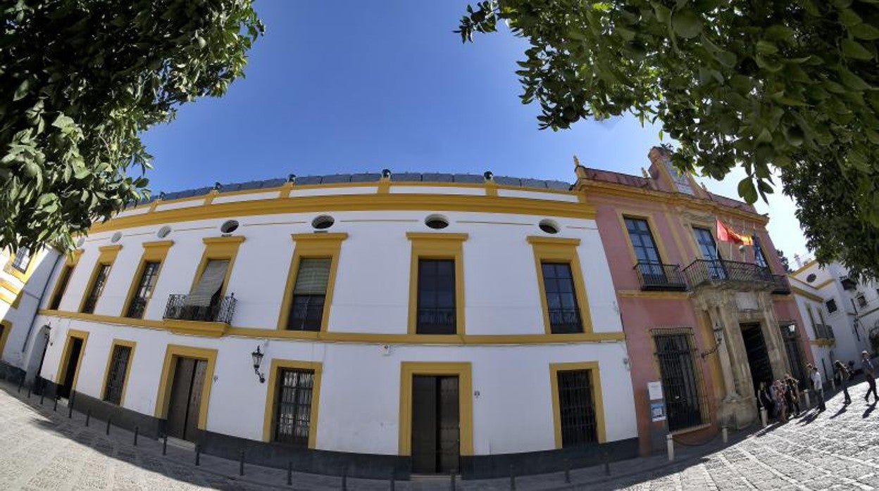 Una de las fachadas del Patio de Banderas