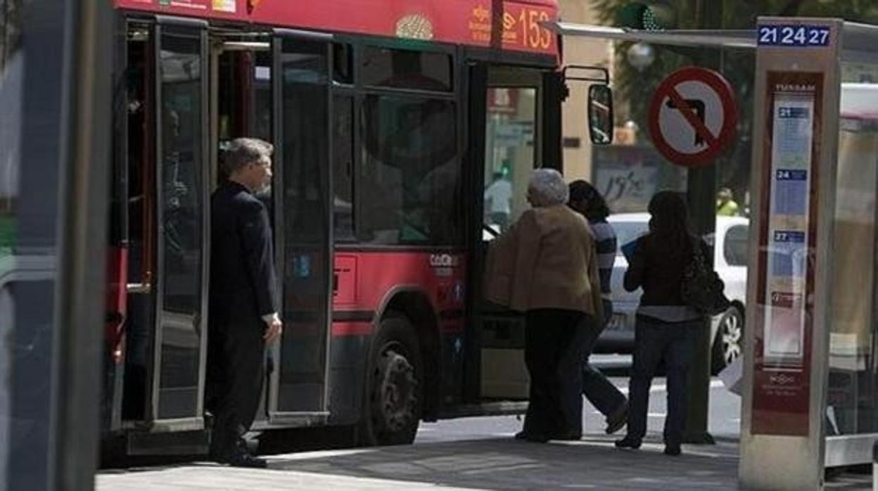 Varias personas acceden a un autobús de Tussam