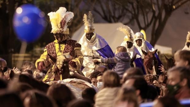 El Heraldo de los Reyes Magos de Sevilla hace una parada previa en Triana y el Porvenir