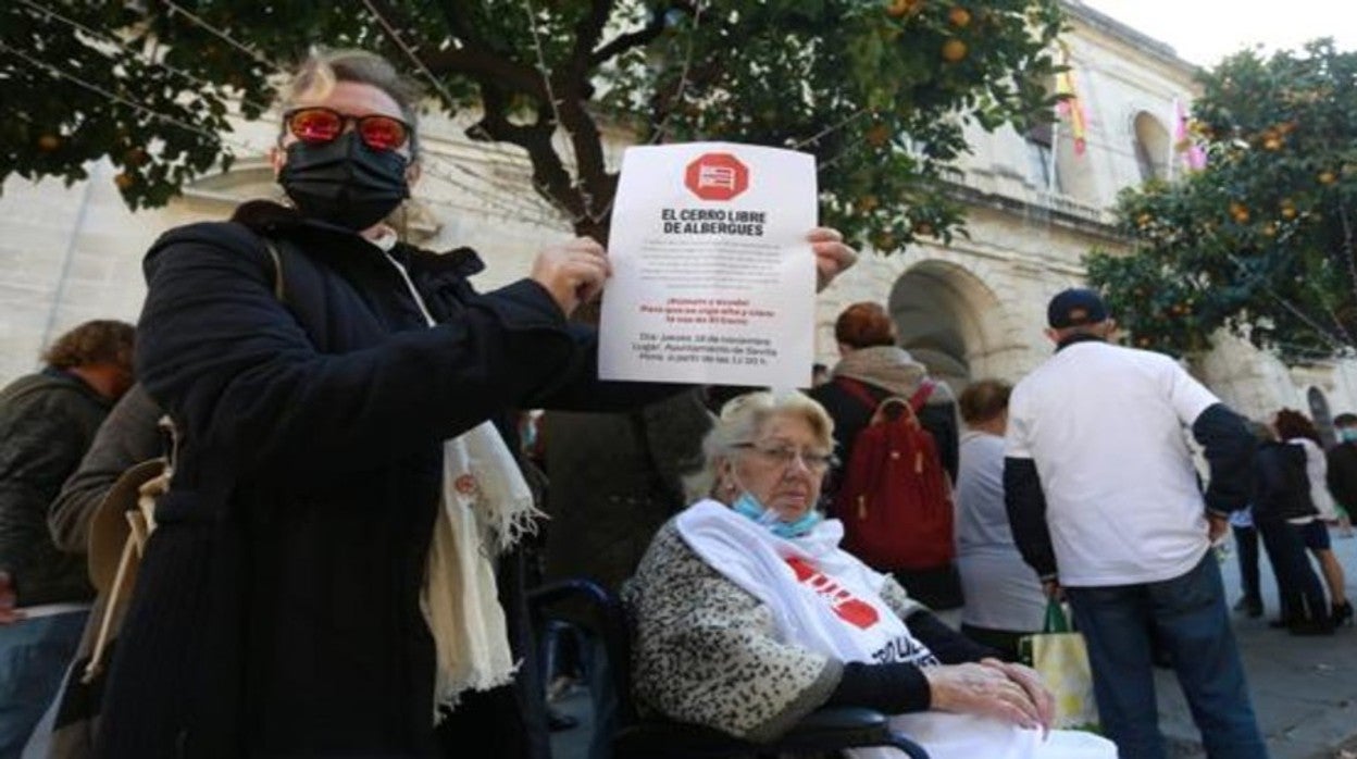 Vecinos del Cerro manifestándose en contra del albergue