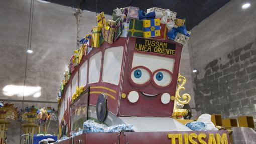 Un autobús de Tussam cargado de juguetes