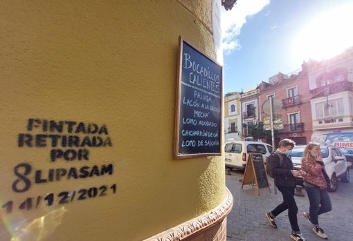 'Pintada de Lipasam que anuncia que han retirado grafitis en la calle Feria