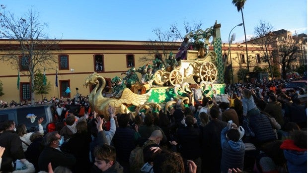 La Cabalgata de Sevilla, un éxito entre Ateneo y servicios públicos, tras suspenderse el año pasado por el Covid