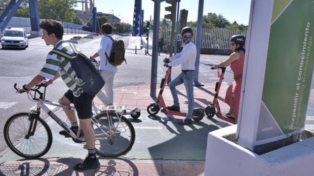 El incivismo, origen de las tensiones con los patinetes eléctricos en Sevilla