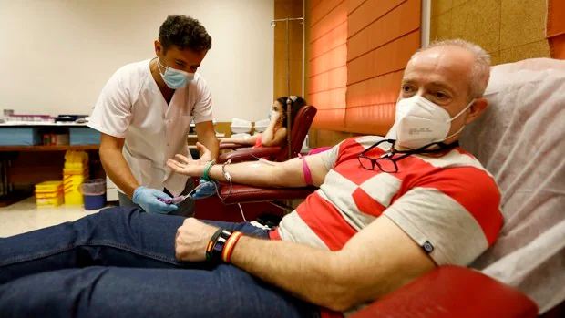 La Junta de Andalucía urge a donar sangre y dice que «de momento» está garantizado el suministro a hospitales