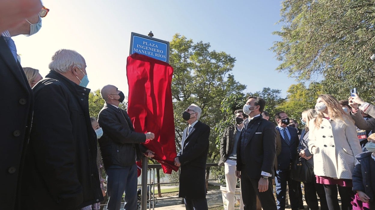 Antonio Muñoz y Manuel Ríos, en el momento de la inauguración de la nueva plaza junto al Puente de Triana