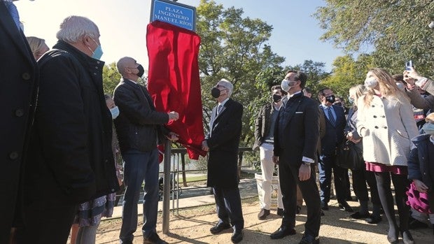 El Ayuntamiento de Sevilla dedica una plaza al ingeniero Manuel Ríos junto al Puente de Triana