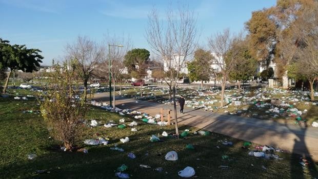 Vecinos denuncian una «multitudinaria botellona» en el parque Guadaíra con motivo del derbi sevillano