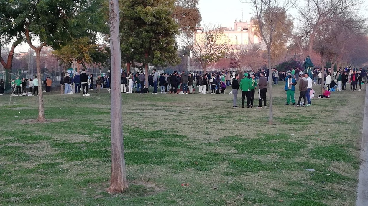 Botellona celebrada en el parque Guadaira el martes, antes del partido del Betis