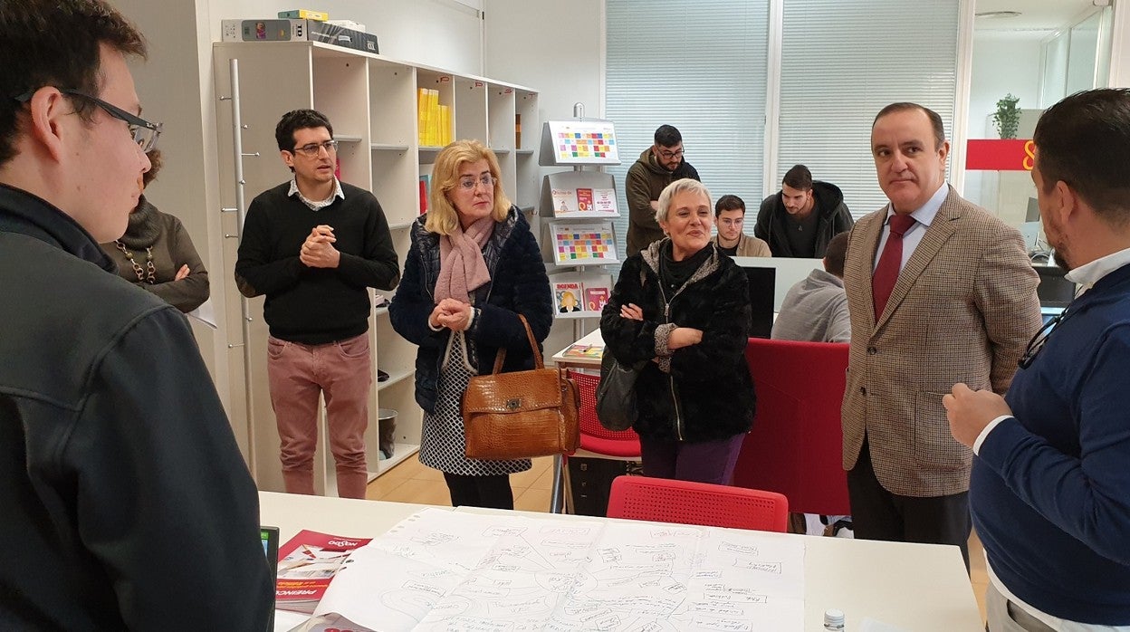 Francisco Páez visitando uno de los talleres del Ayuntamiento