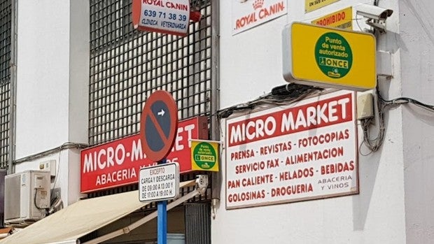 Dos encapuchados atracan con un arma a una empleada del Micromarket de Simón Verde