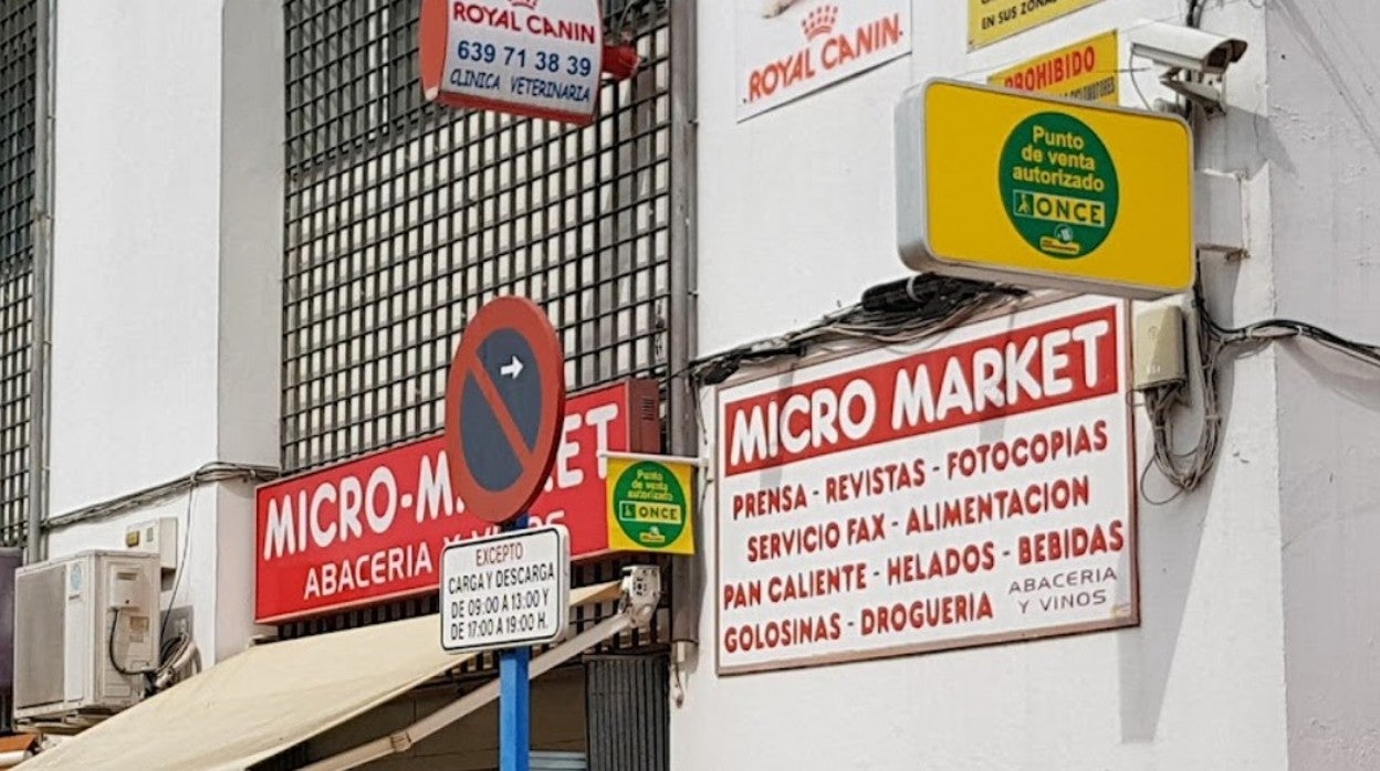 Fachada del Micromarket, a la entrada de Simón Verde