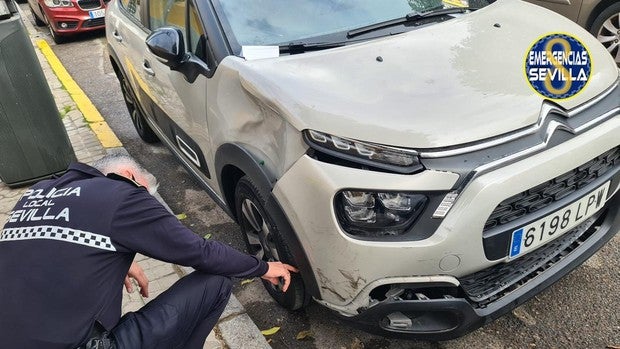 Localizan el coche implicado en el accidente que se saldó con un motorista herido de gravedad en la zona sur de Sevilla