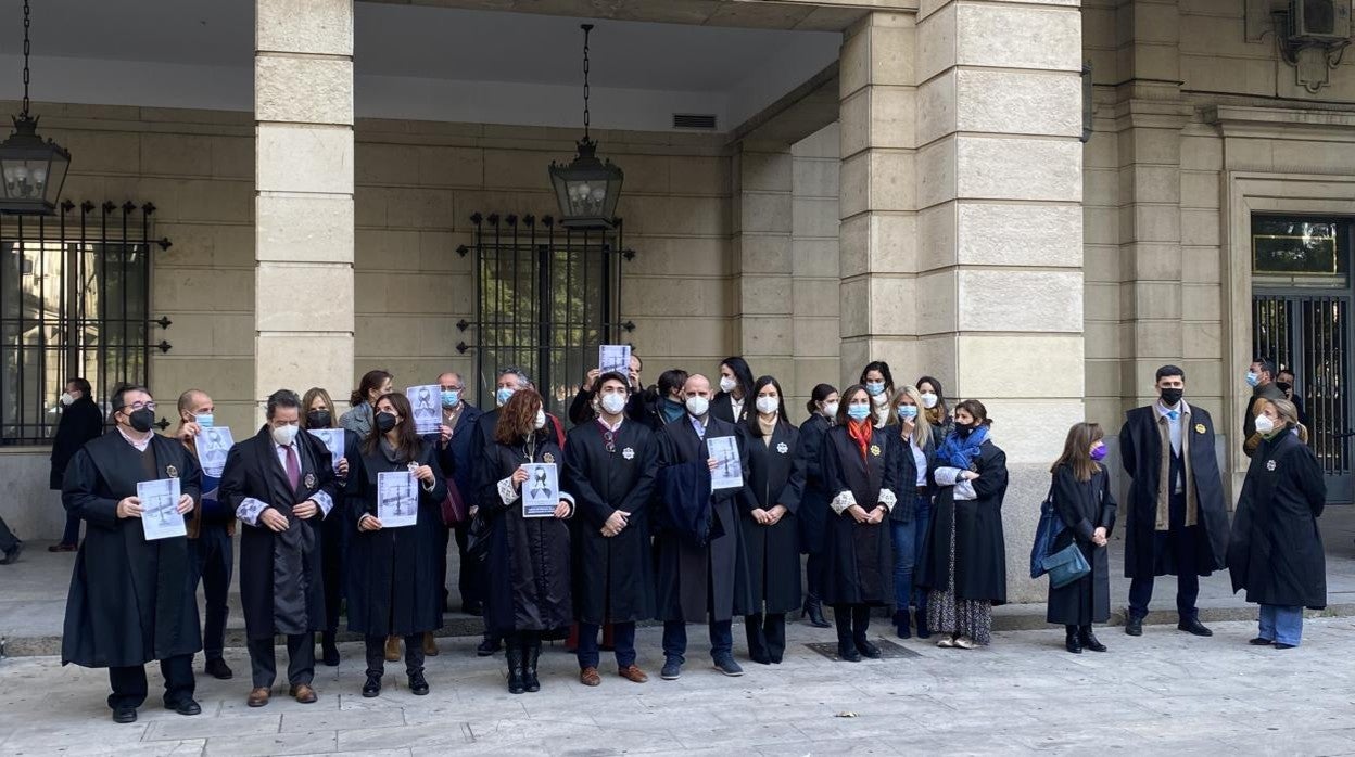 Concentración de una treintena de letrados de la Administración de Justicia en las puertas de la Audiencia de Sevilla