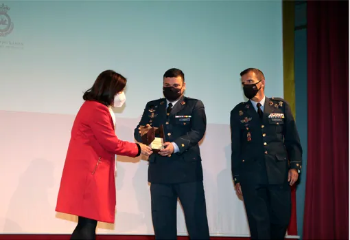 El comandante Crespo recibe el premio de manos de la ministra