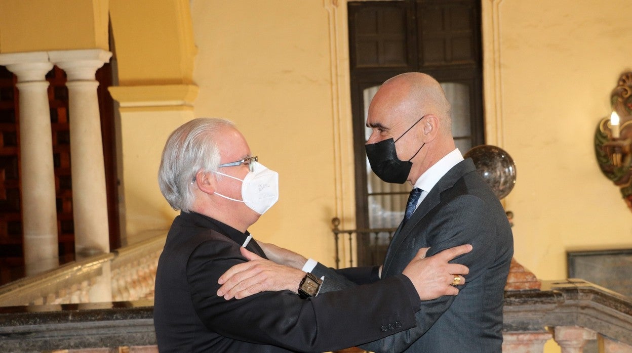 Saiz Meneses y Antonio Muñoz durante su primer encuentro institucional