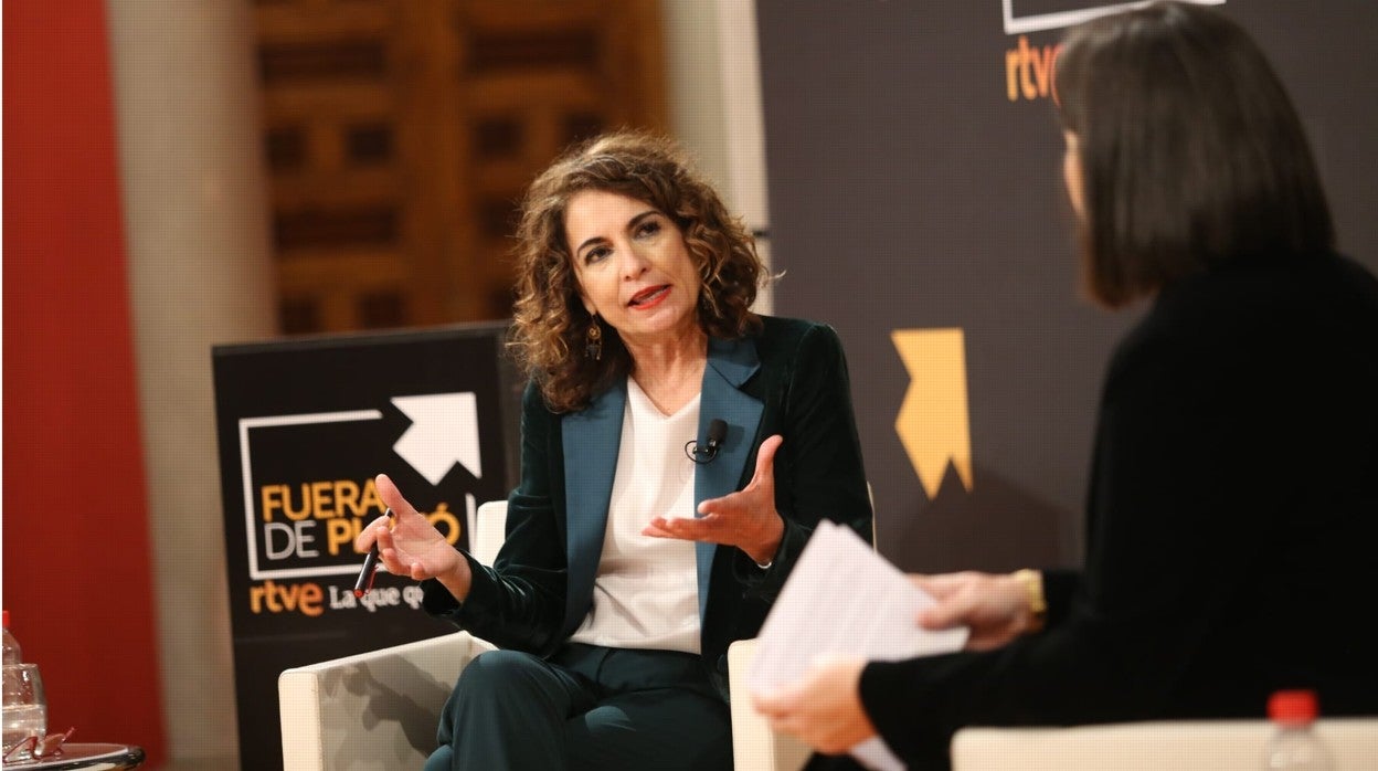 María Jesús Montero durante la entrevista con la directora de RTVE en Andalucía, Paloma Jara