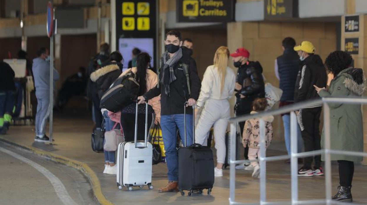 Varios pasajeros del aeropuerto en la pasara de taxi del recinto