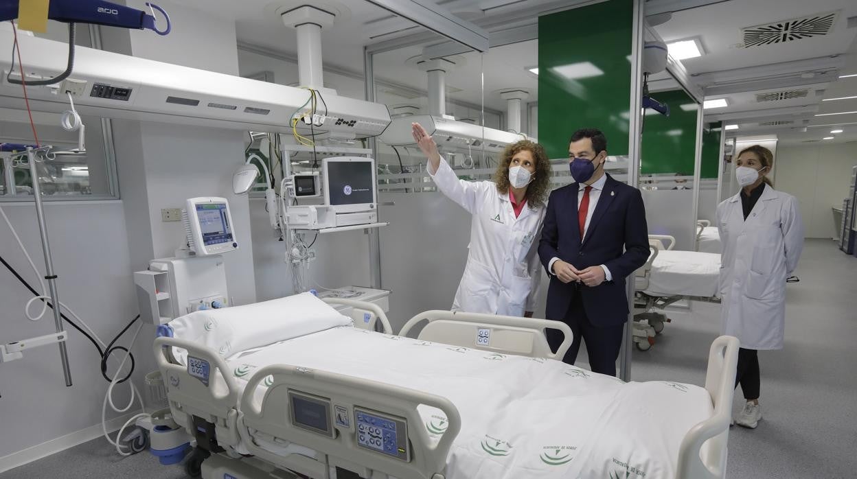 Juanma Moreno y Charo Amaya, directora médica del Virgen del Rocío, del que depende el HEC, el 1 de febrero de 2021 durante su inauguración