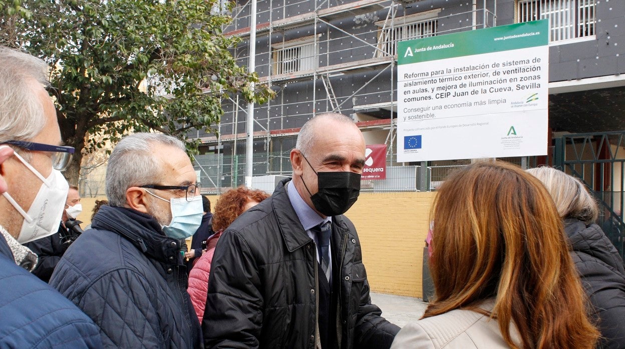 El alcalde de Sevilla, Antonio Muñoz, ha visitado este viernes las obras en el CEIP Juan de la Cueva